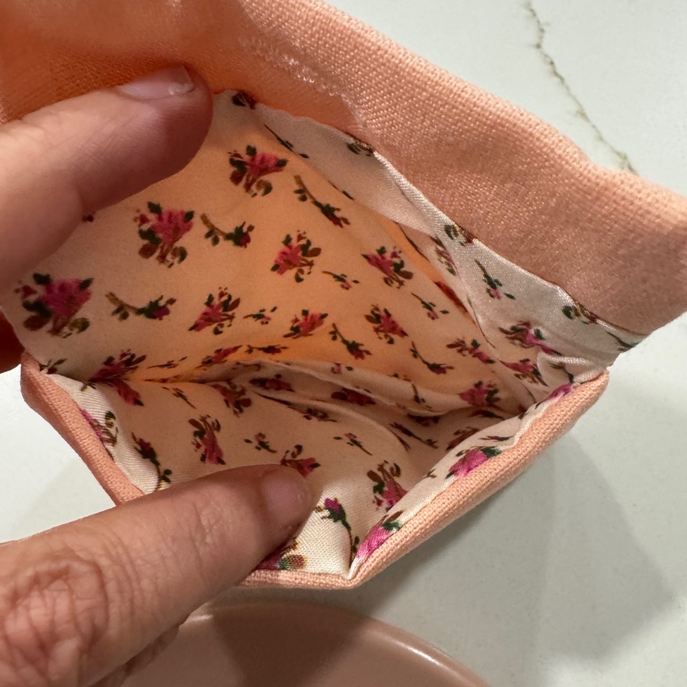 Gucci Beauty Pocket Comb & Floral Lined Pouch - Blush Pink - Picture 3 of 5